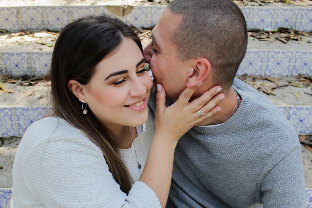Ensaio fotográfico casal susurrando no ouvido
