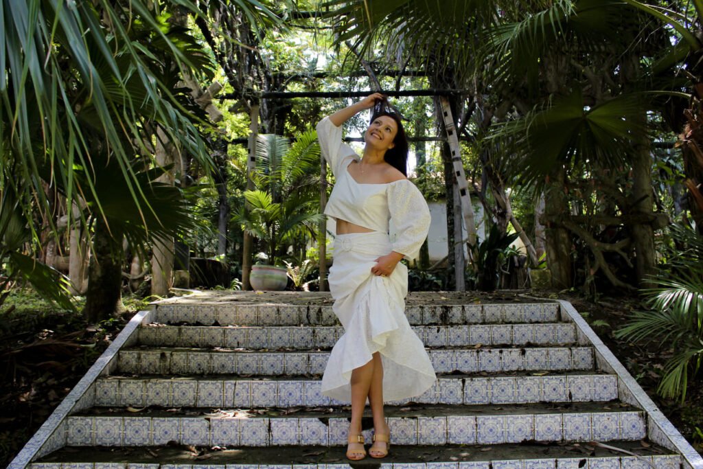 Ensaio fotográfico na natureza, mulher na escada fazendo pose