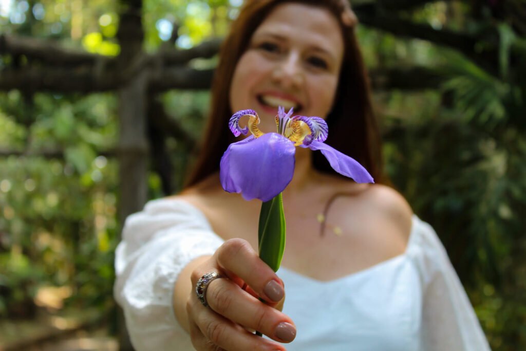 Ensaio fotográfico na natureza mulher segurando flor