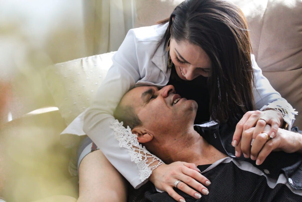 foto de casal que se abraça no sofá em clima romantico