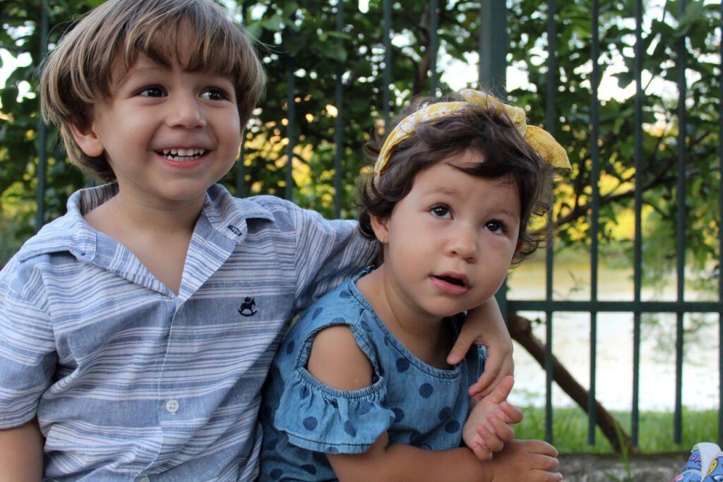 Ensaio fotográfico infantil crianças se abraçando