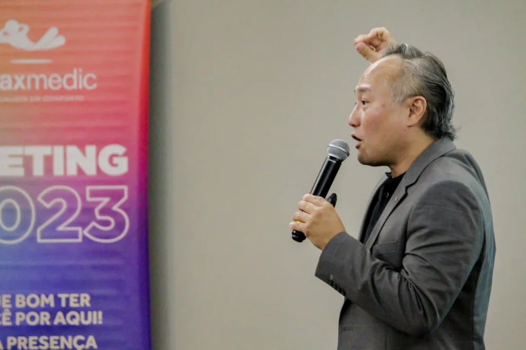 Cobertura fotográfica de eventos com o professor Miyashita de lado e banner