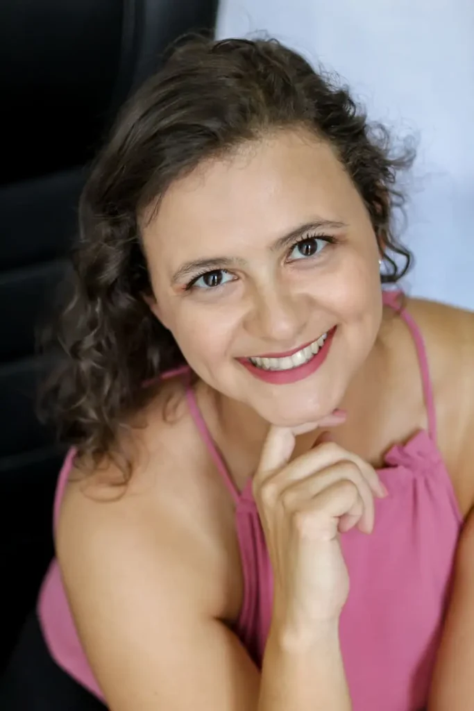 Ensaio estúdio frontal com o dedo no queixo e a câmera inclinada